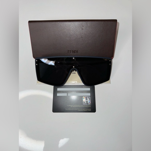 FENDI Logo Sunglasses - Authentic - Unisex - Navy Blue - Picture 4 of 17